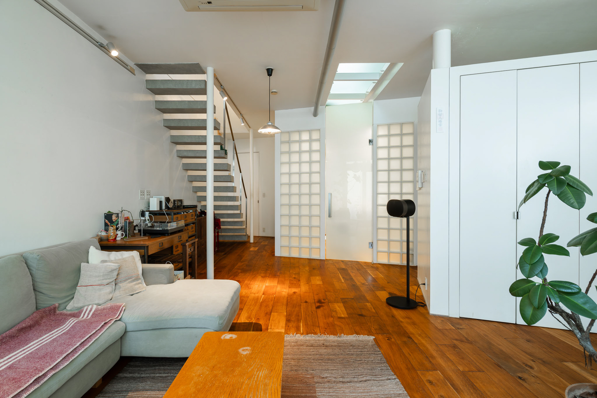 水回りはガラスブロックとトップライトにより光が差し込む設計に