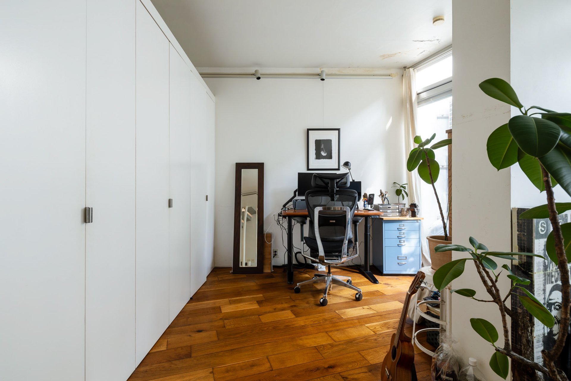 変形したワンルームを収納により仕切っています