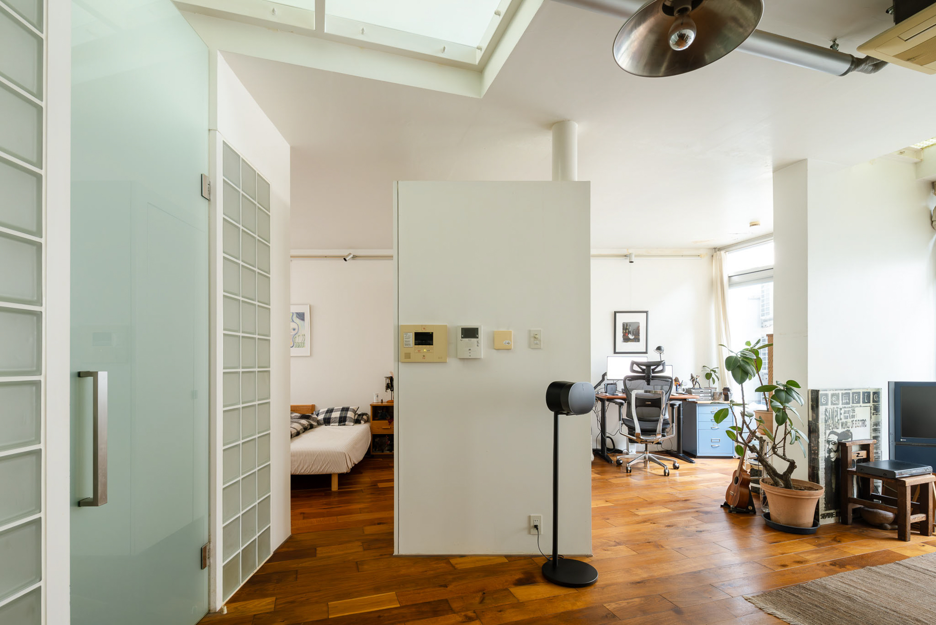 変形したワンルームにつきフローリングが徐々に斜めに入っていくのもいい