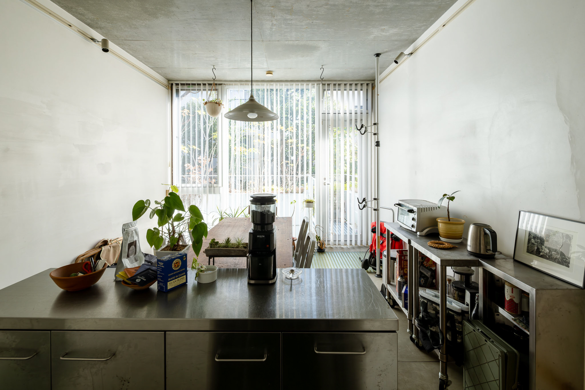 壁一面のガラス開口部により光がたっぷりと入る1階部分