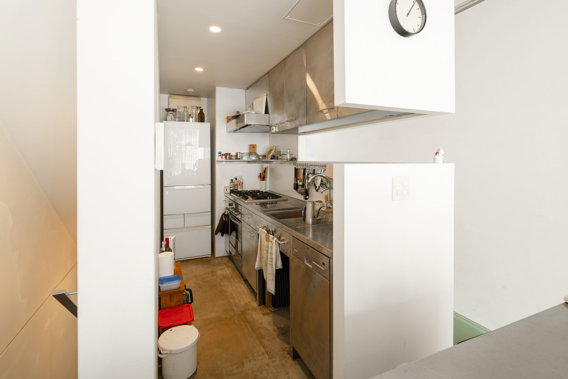 見せたくないものは目隠ししつつ、完全に閉じないいい塩梅のキッチン