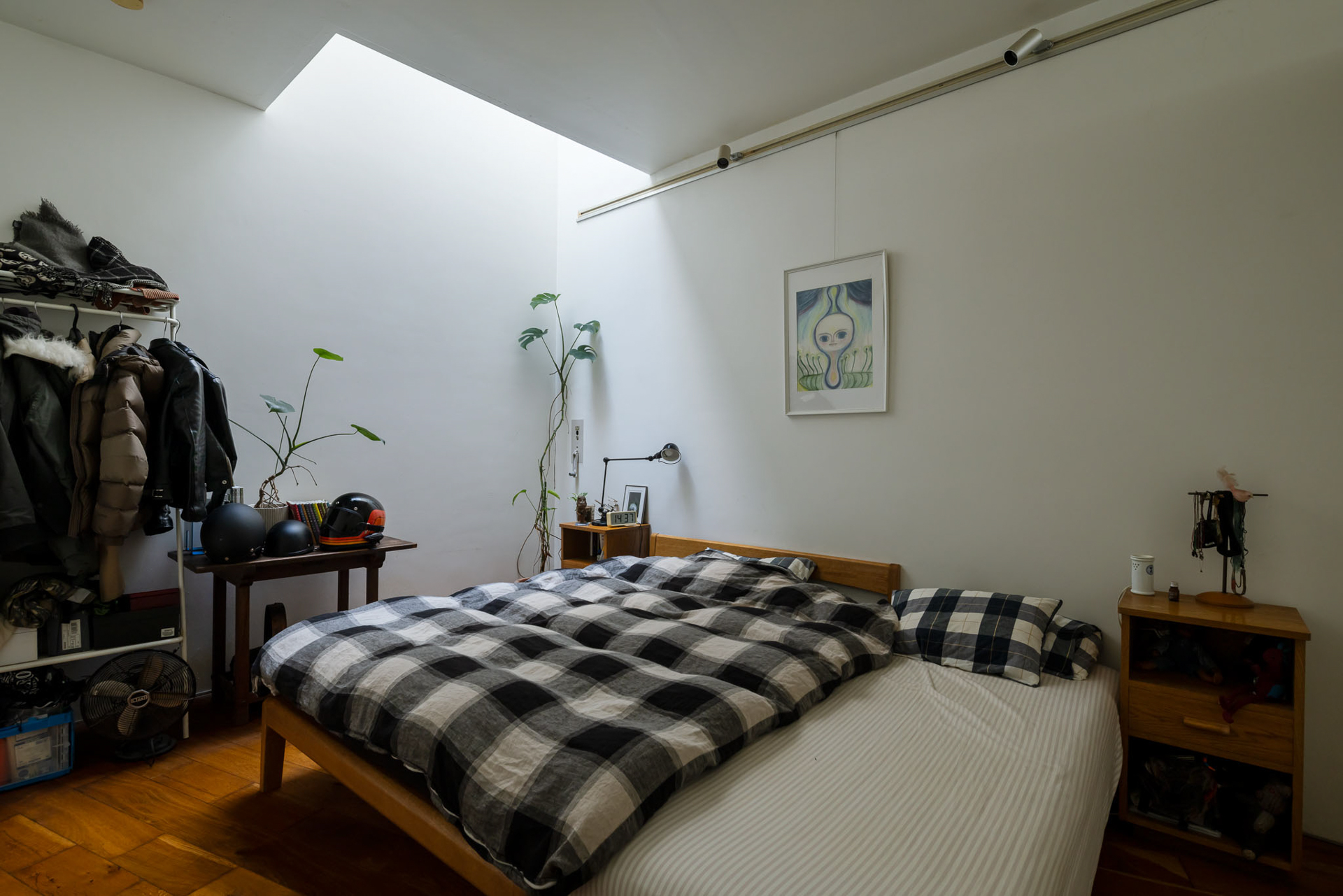 寝室部分にはトップライトが差し込みます