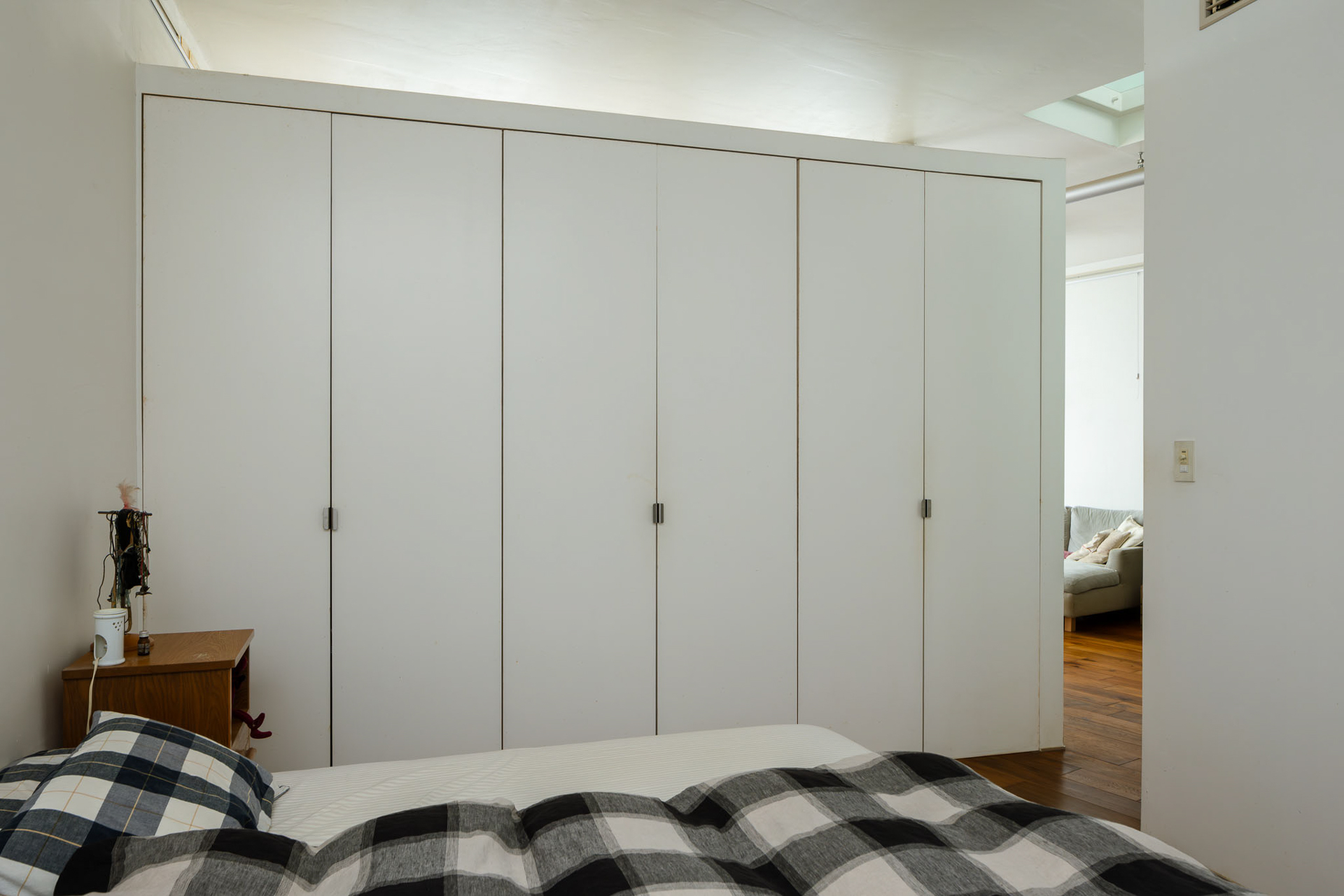 変形したワンルームを収納により仕切っています