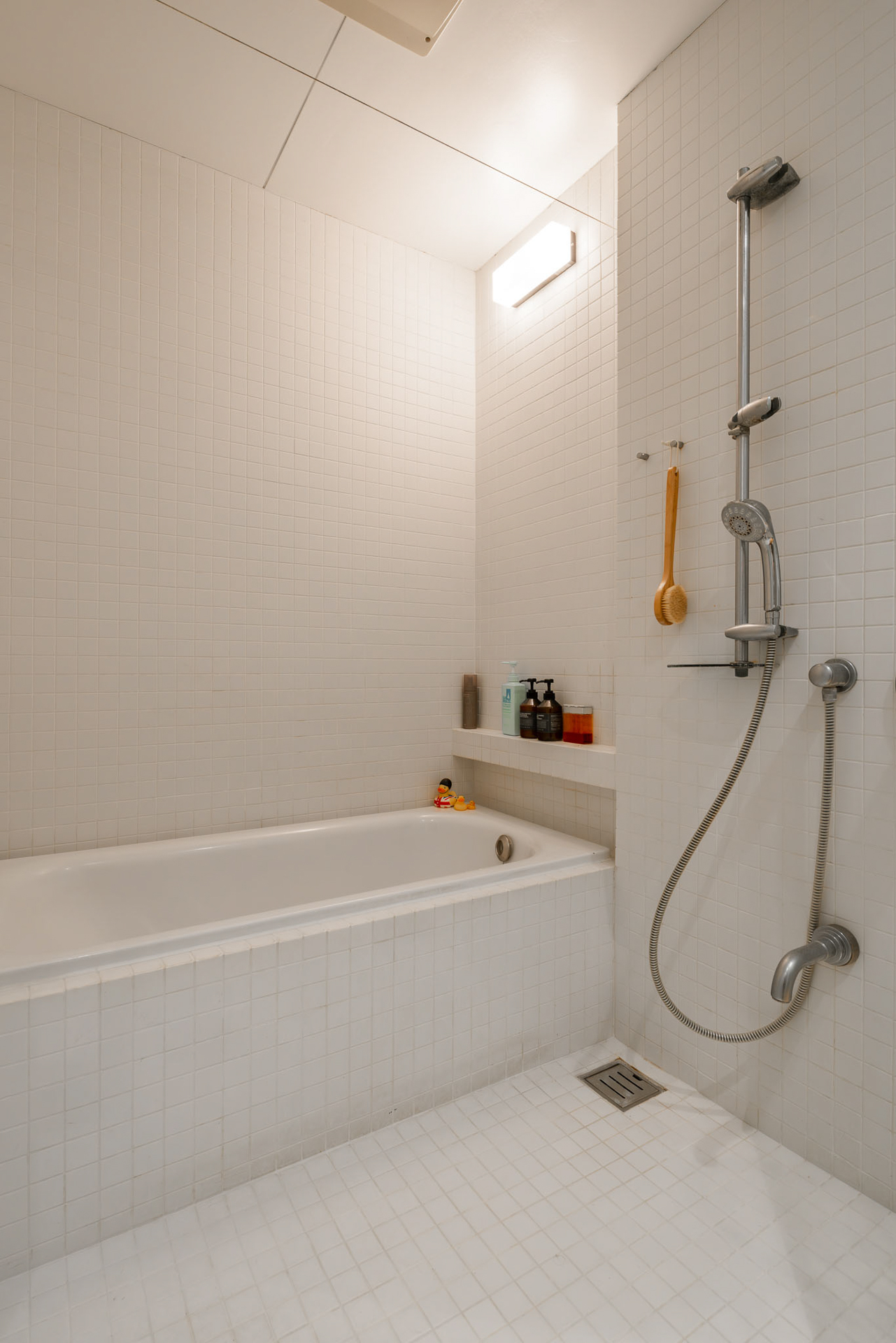 シンプルでもユニットバスにはない雰囲気があるバスルーム