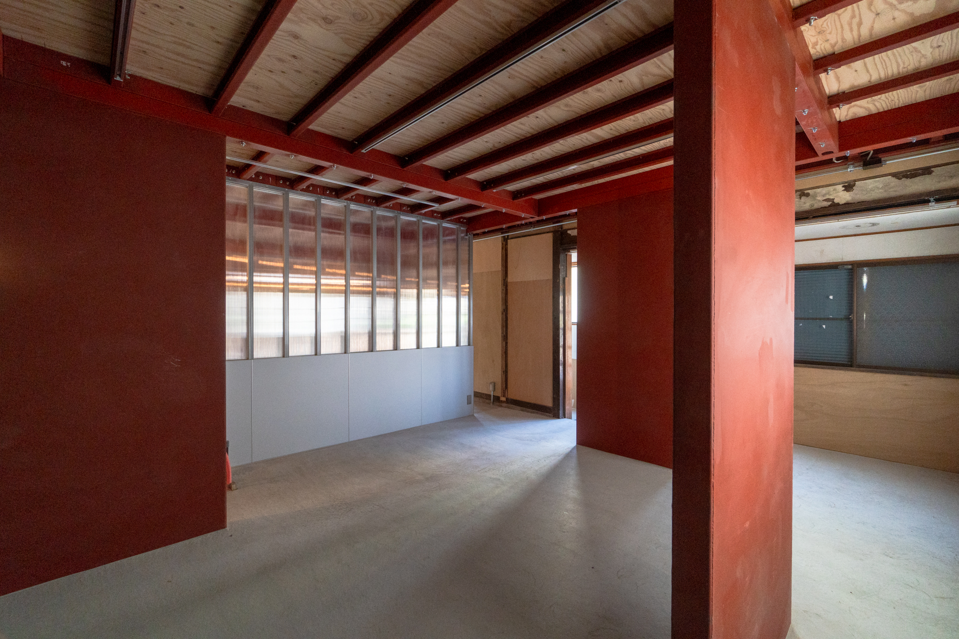 隣の区画とも圧迫感なく仕切られている（1-7）