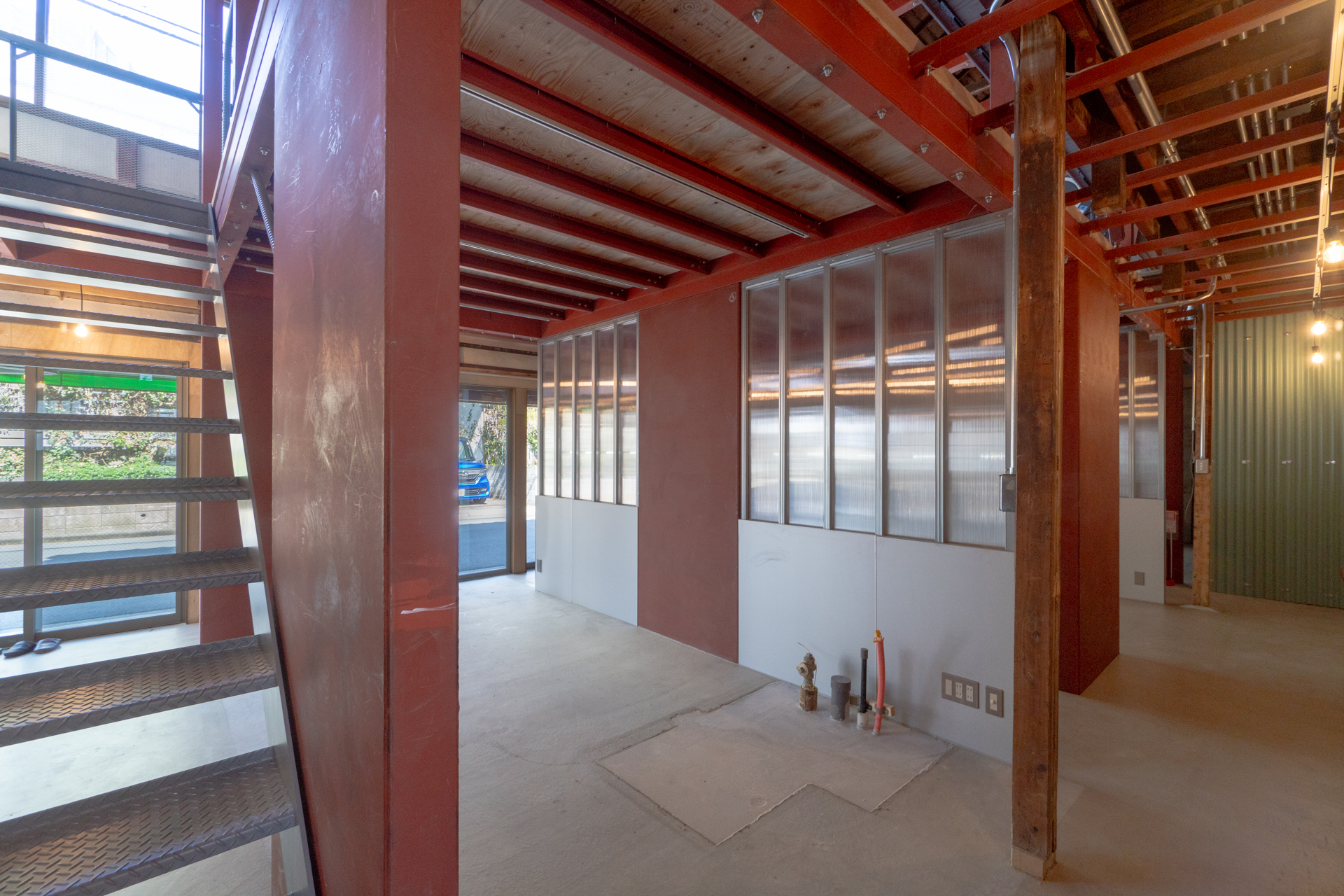 2階への階段横の縦長の区画（1-5）