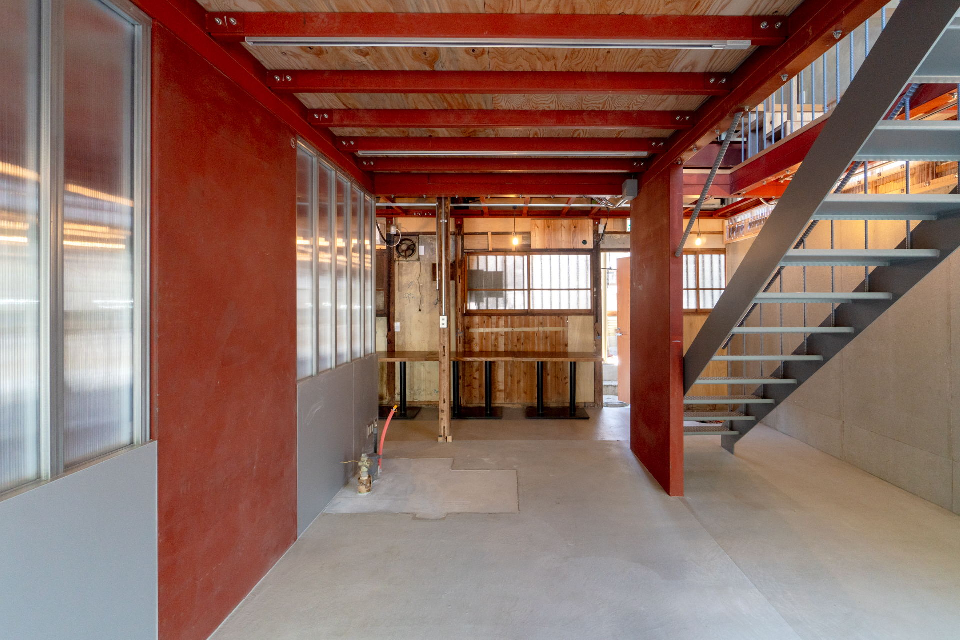 コンパクトですが窓に囲まれており開放感があります（1-5）