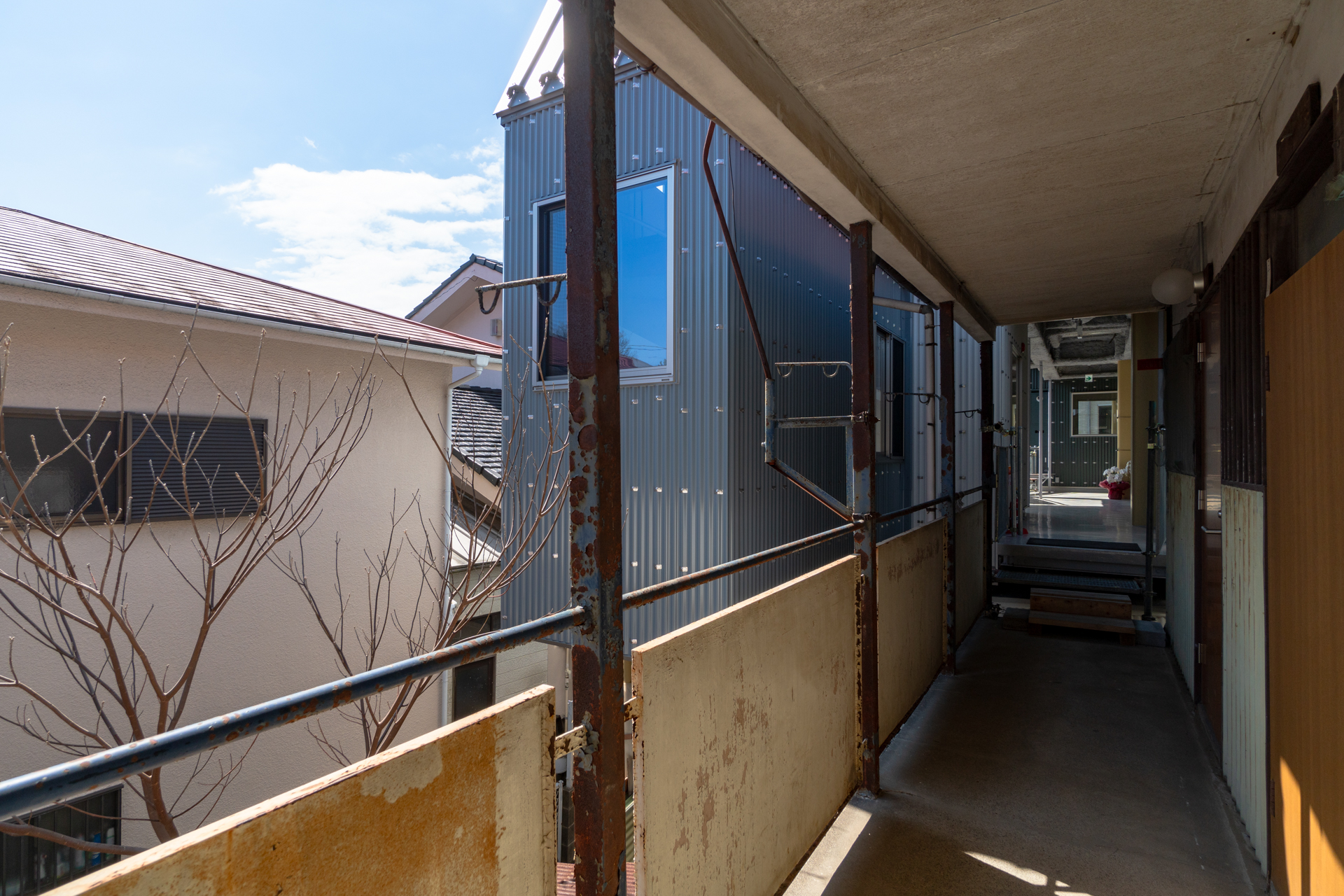 せり出す新築棟