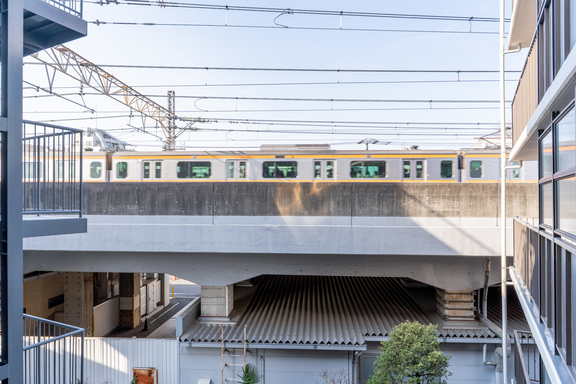 玄関側から見える電車