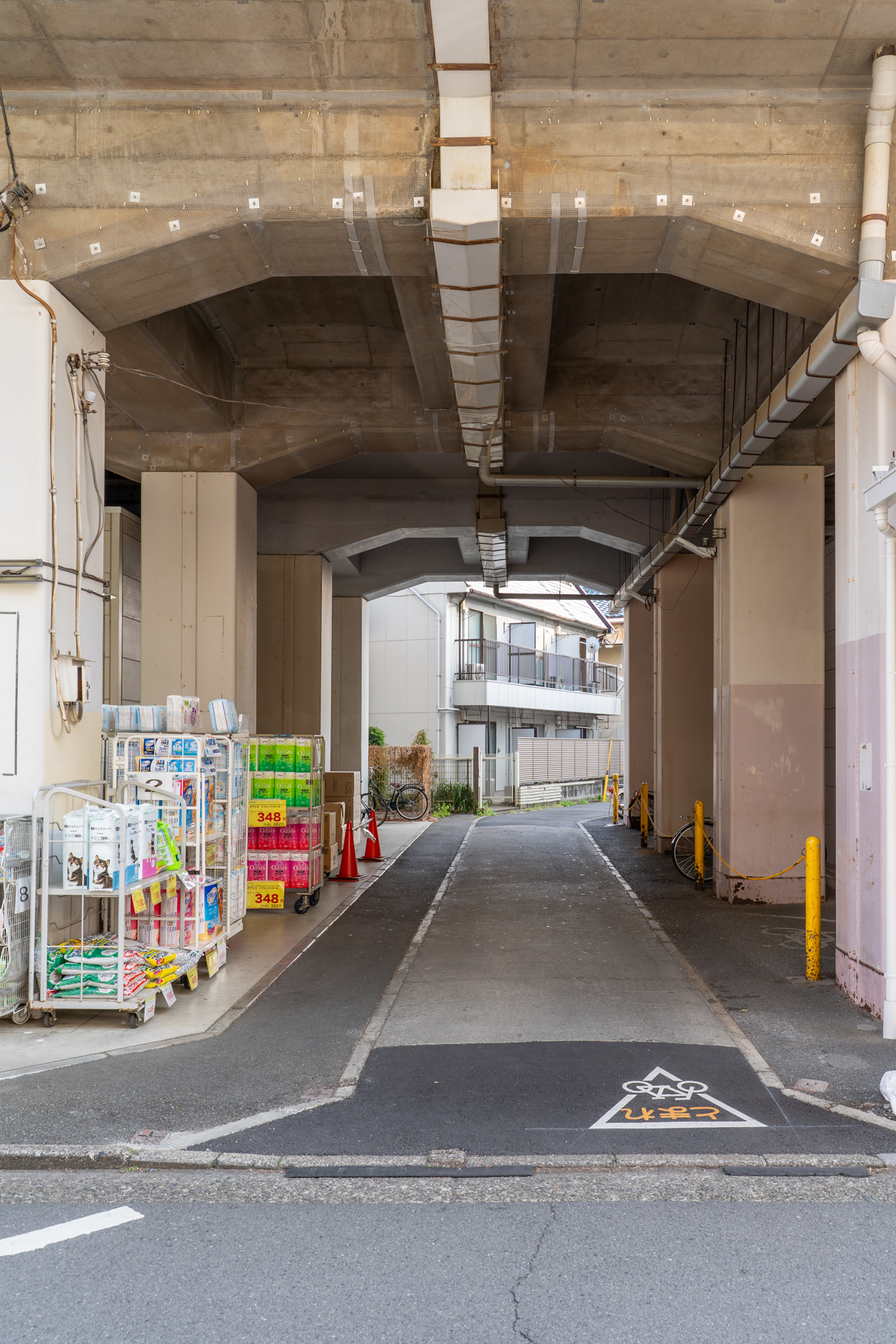 マンション横のガード下