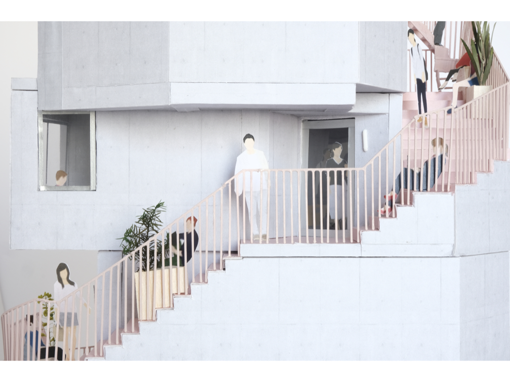 4階の扉は通りを塞がない