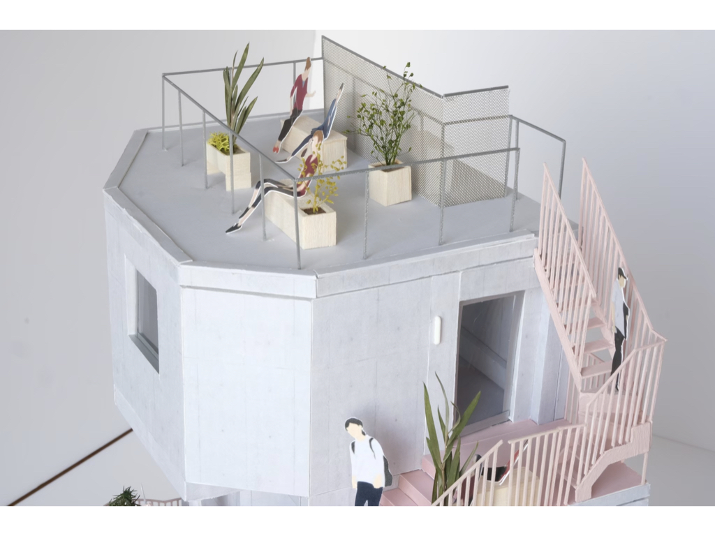 屋上で友人とばったりとかありそう