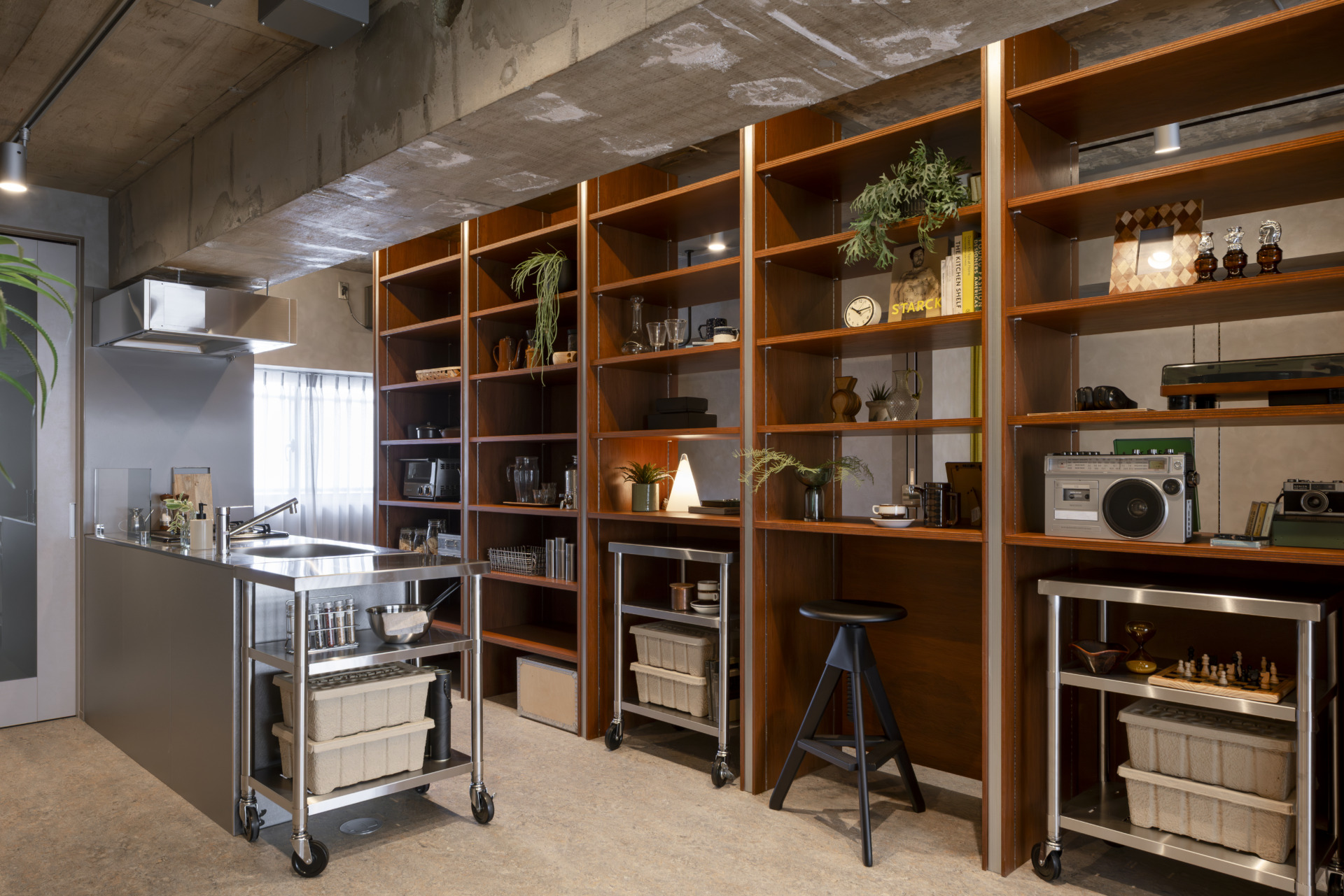 圧巻の棚の見せる収納（203・303号室）