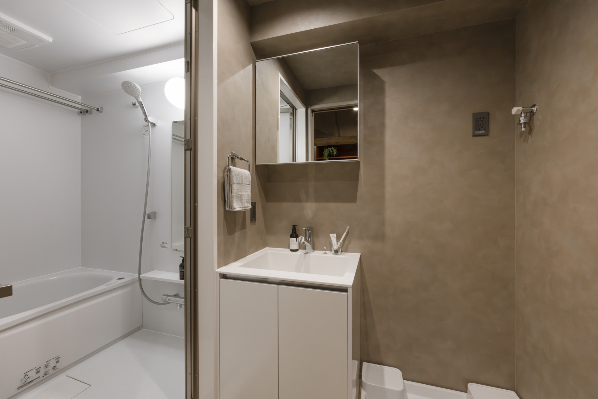 バスルームと洗面台（203・303号室）