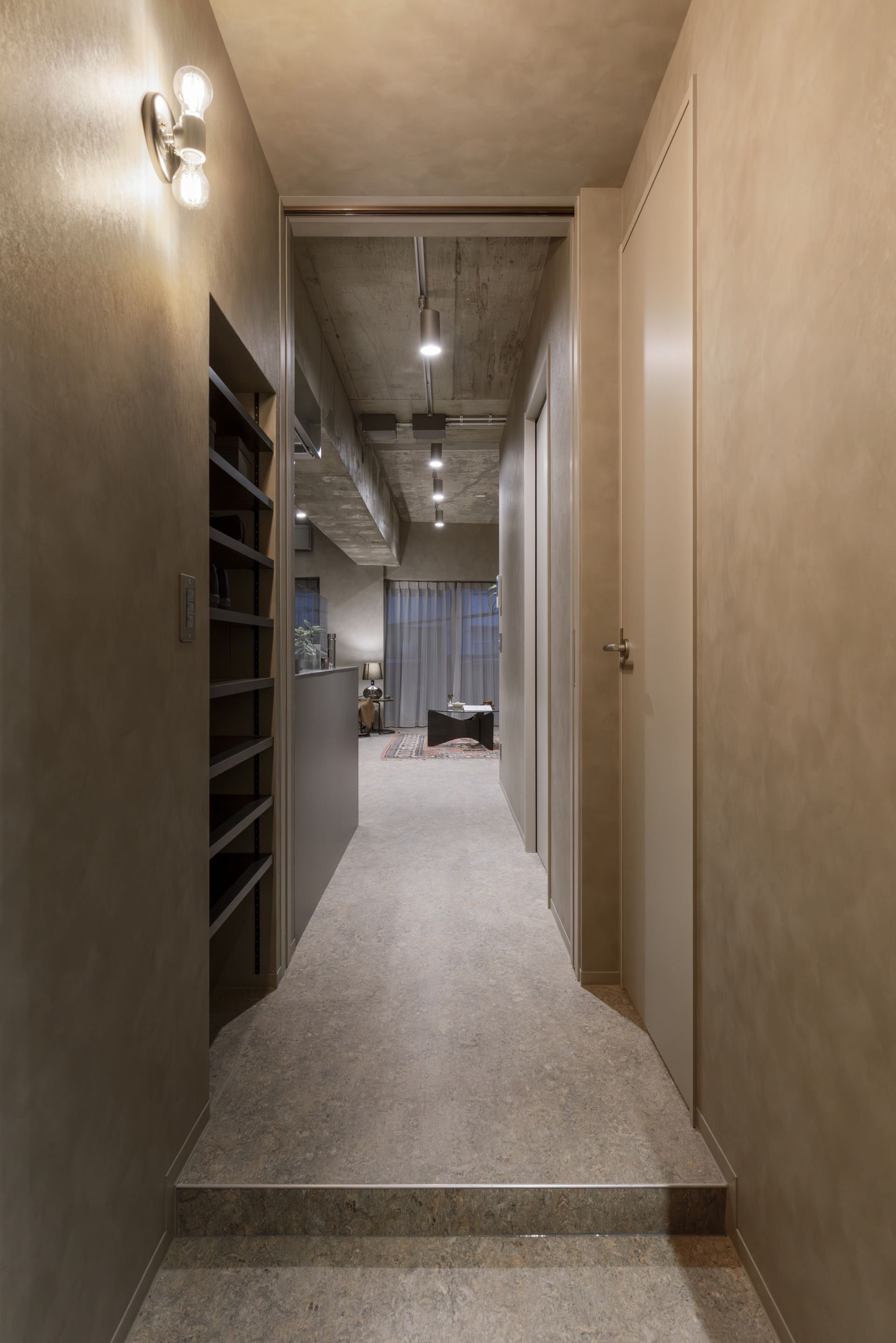 玄関からの風景（203・303号室）