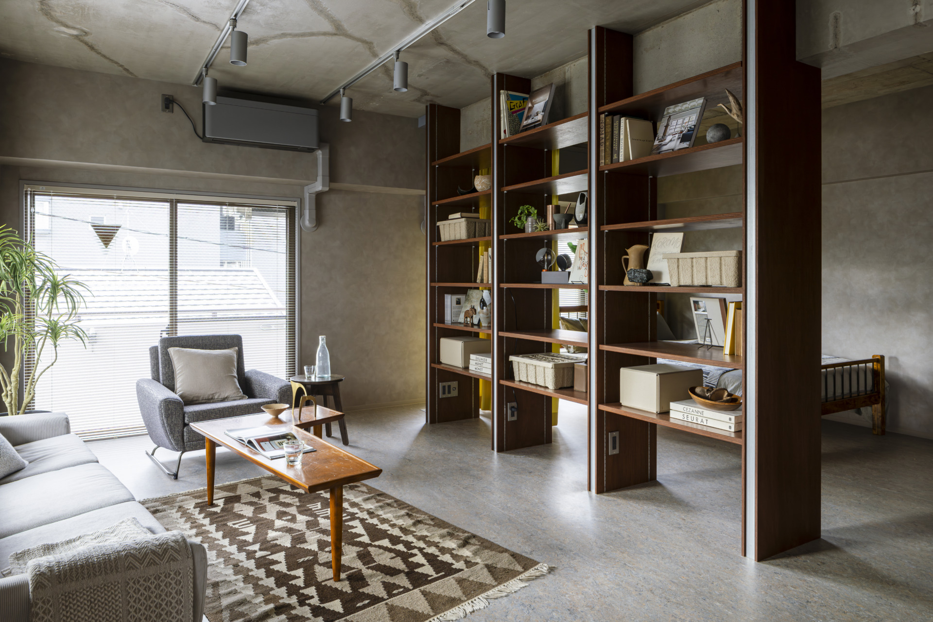 窓が多く明るい室内（302号室）