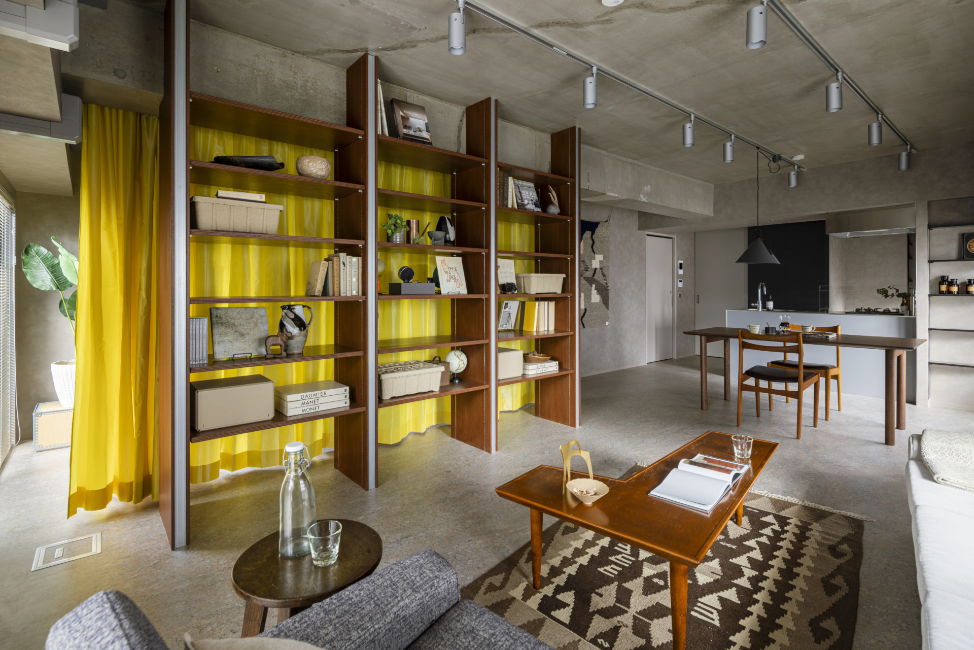 本棚でベッドスペースを仕切る（302号室）