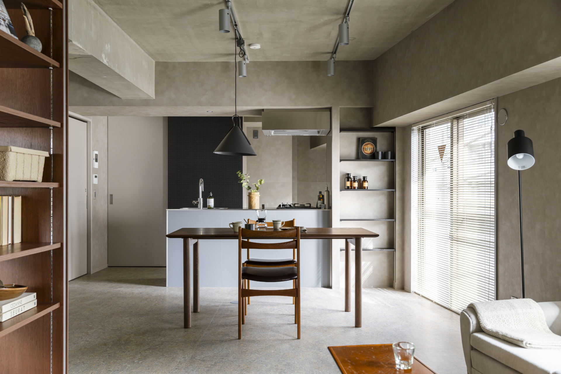 キッチン横にも窓とバルコニー（302号室）