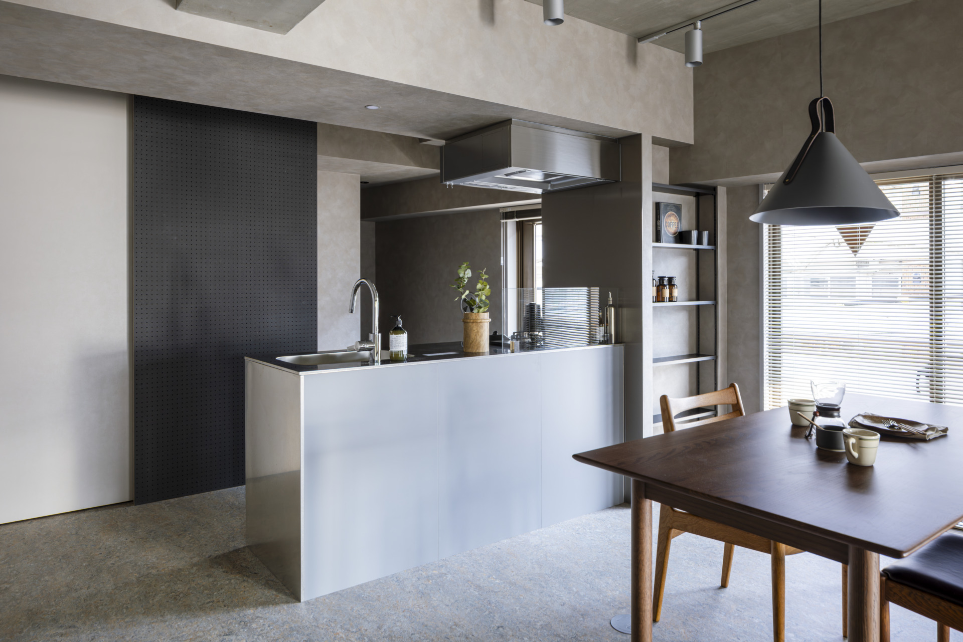 キッチン後ろの有孔ボード（302号室）