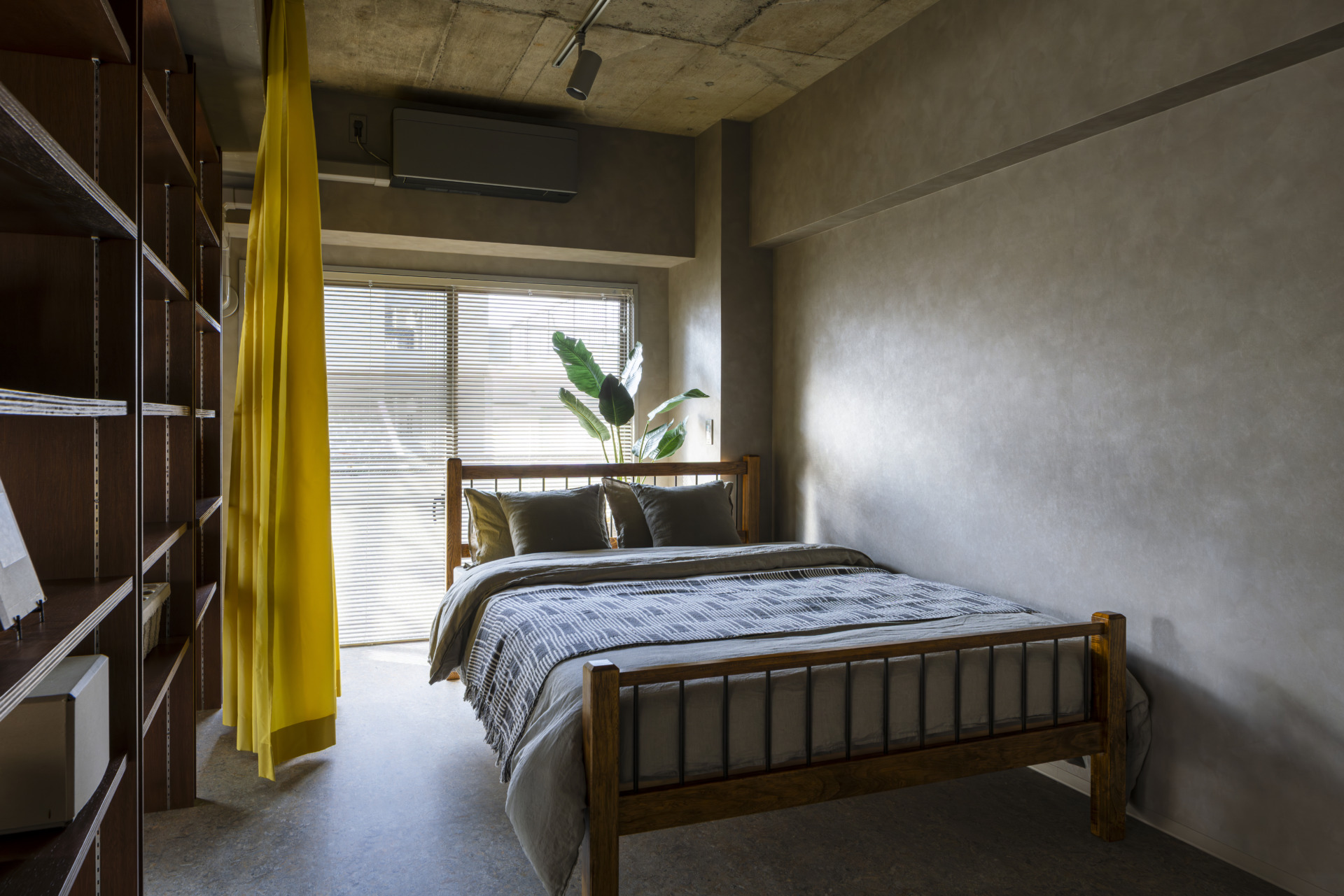 ベッドを置いて完結するスペース（302号室）