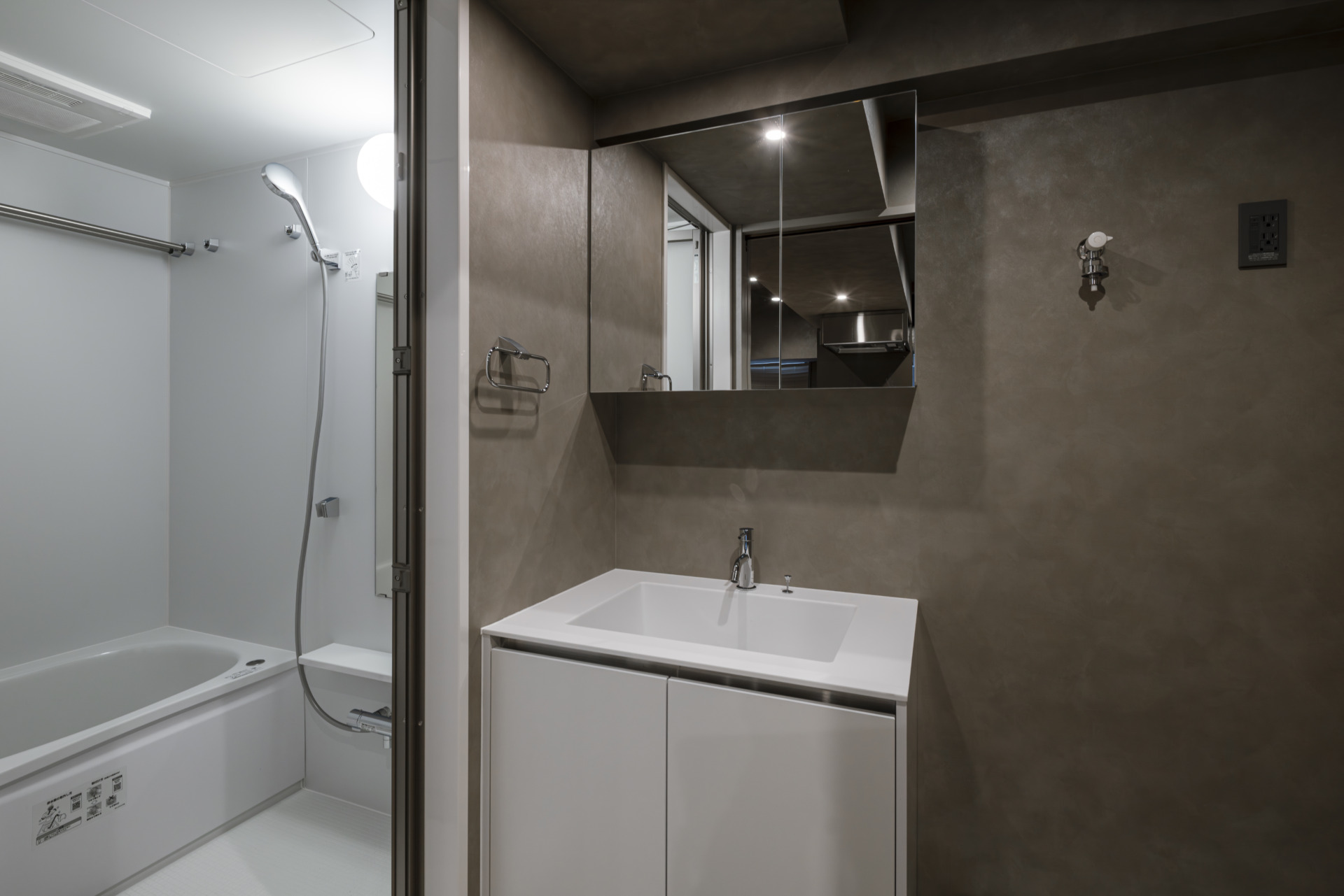 バスルームと洗面台（302号室）