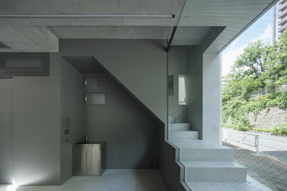 天井にライン状に見えるのは照明です