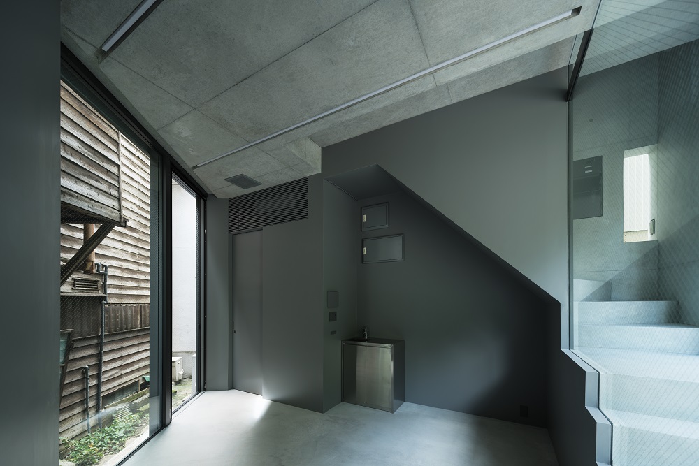 ミニキッチンとトイレ、エアコンのみのシンプルな設備