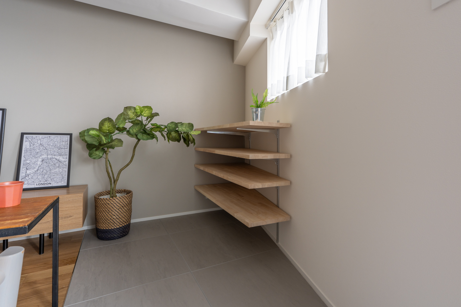 インナーバルコニーで使う物を置いておくのにも良い棚