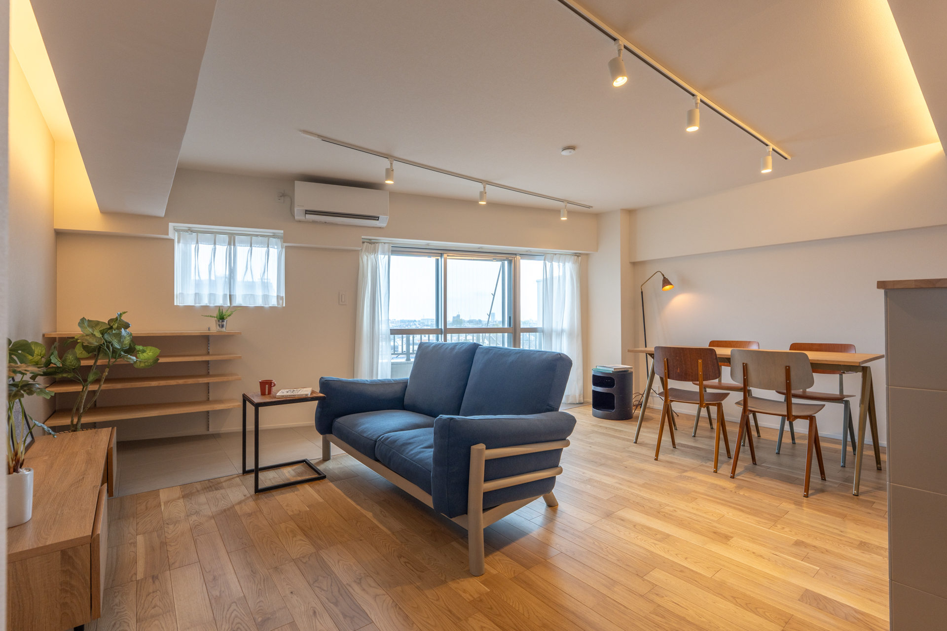 梁の奥に間接照明