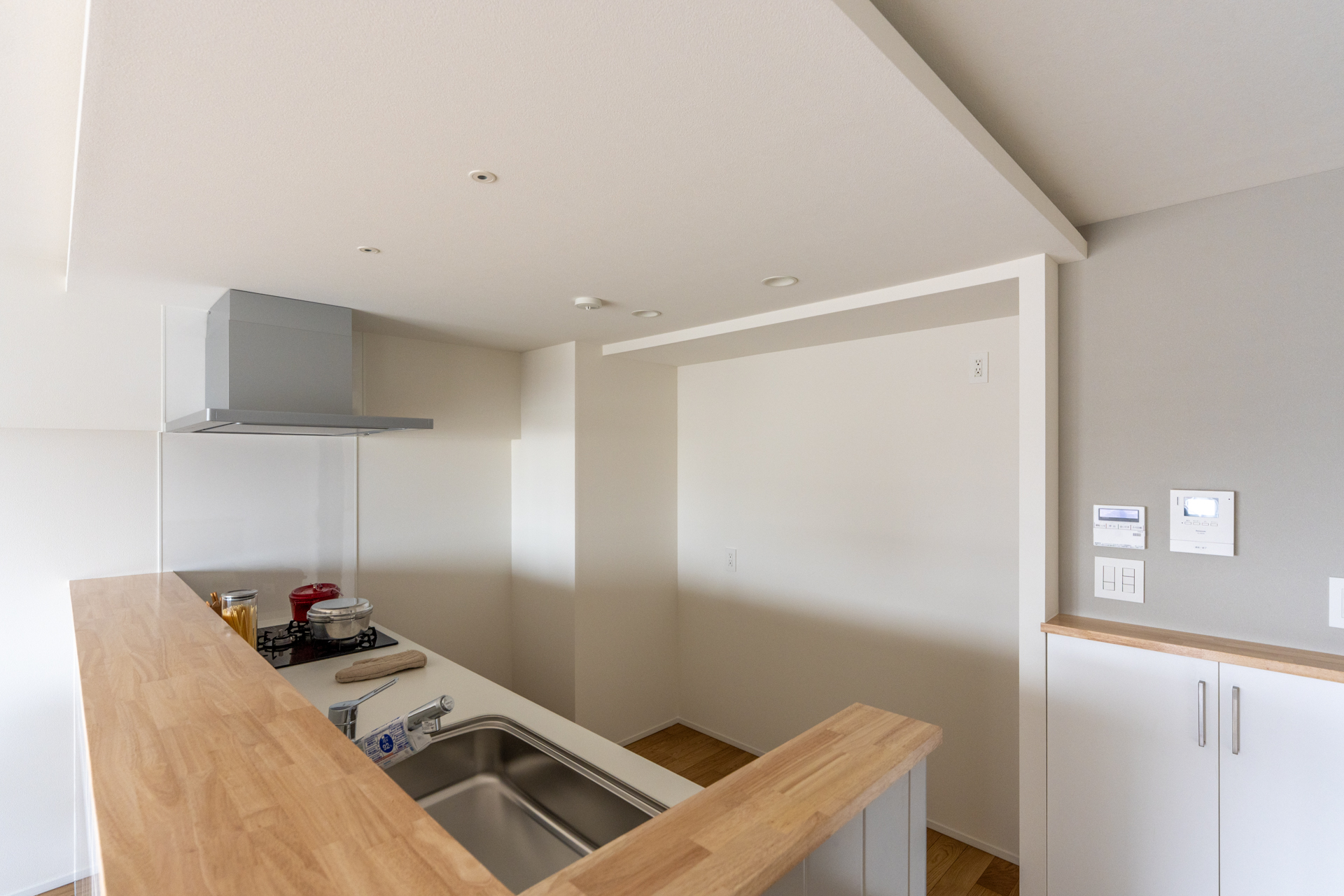 キッチンカウンターと後ろのスペース