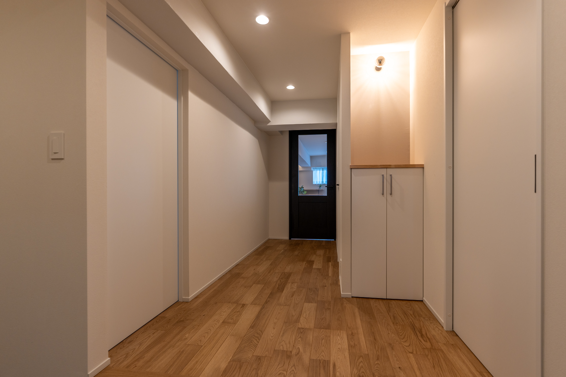 玄関から見る廊下側