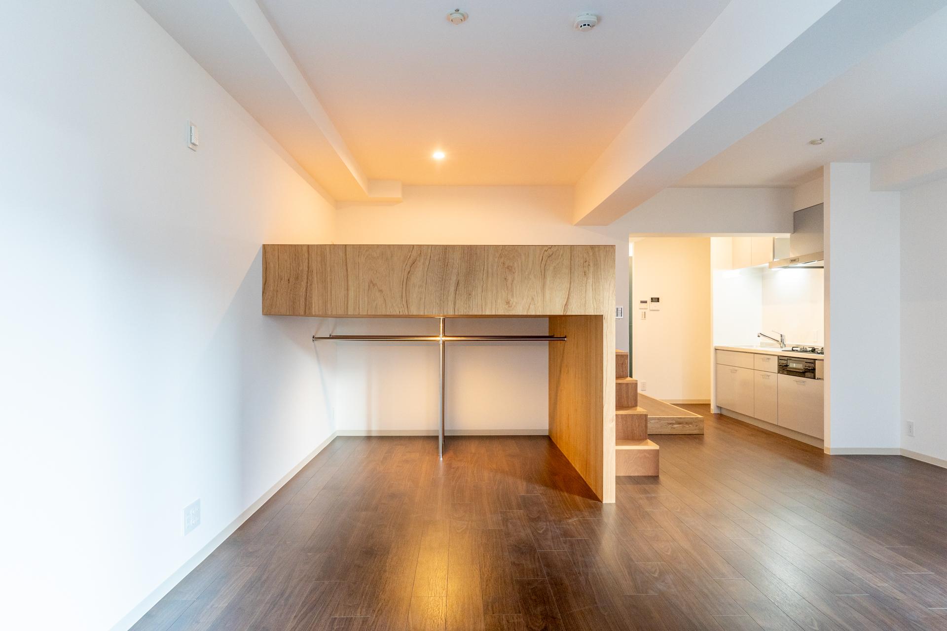 無垢な木材でできた収納付きロフト