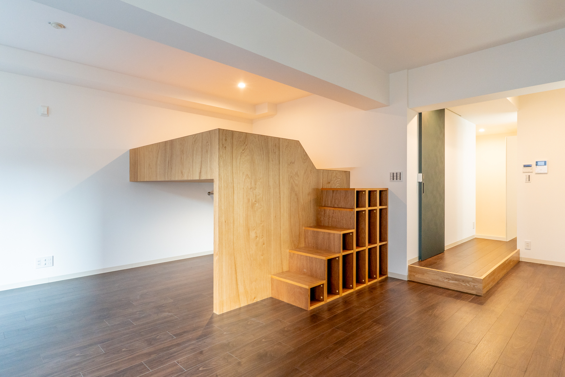 収納棚のある階段