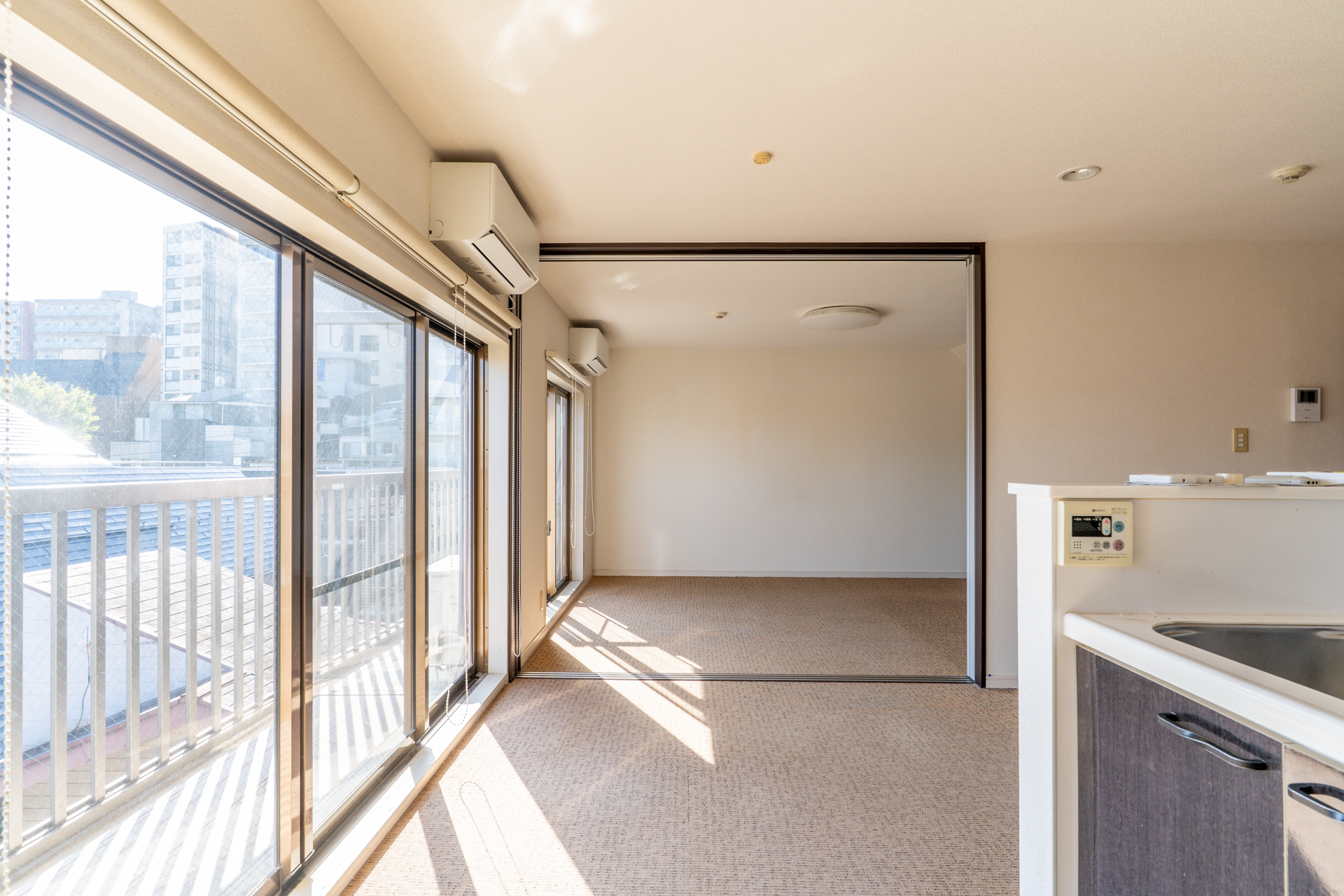 空間全体に光が差し込む