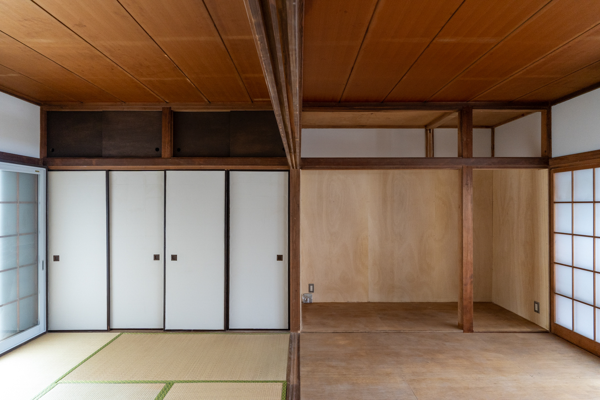 床、押し入れの壁の合板部分はオイルとワックスですでに仕上げてあります（※写真は2021年の改装時に撮影したものです）