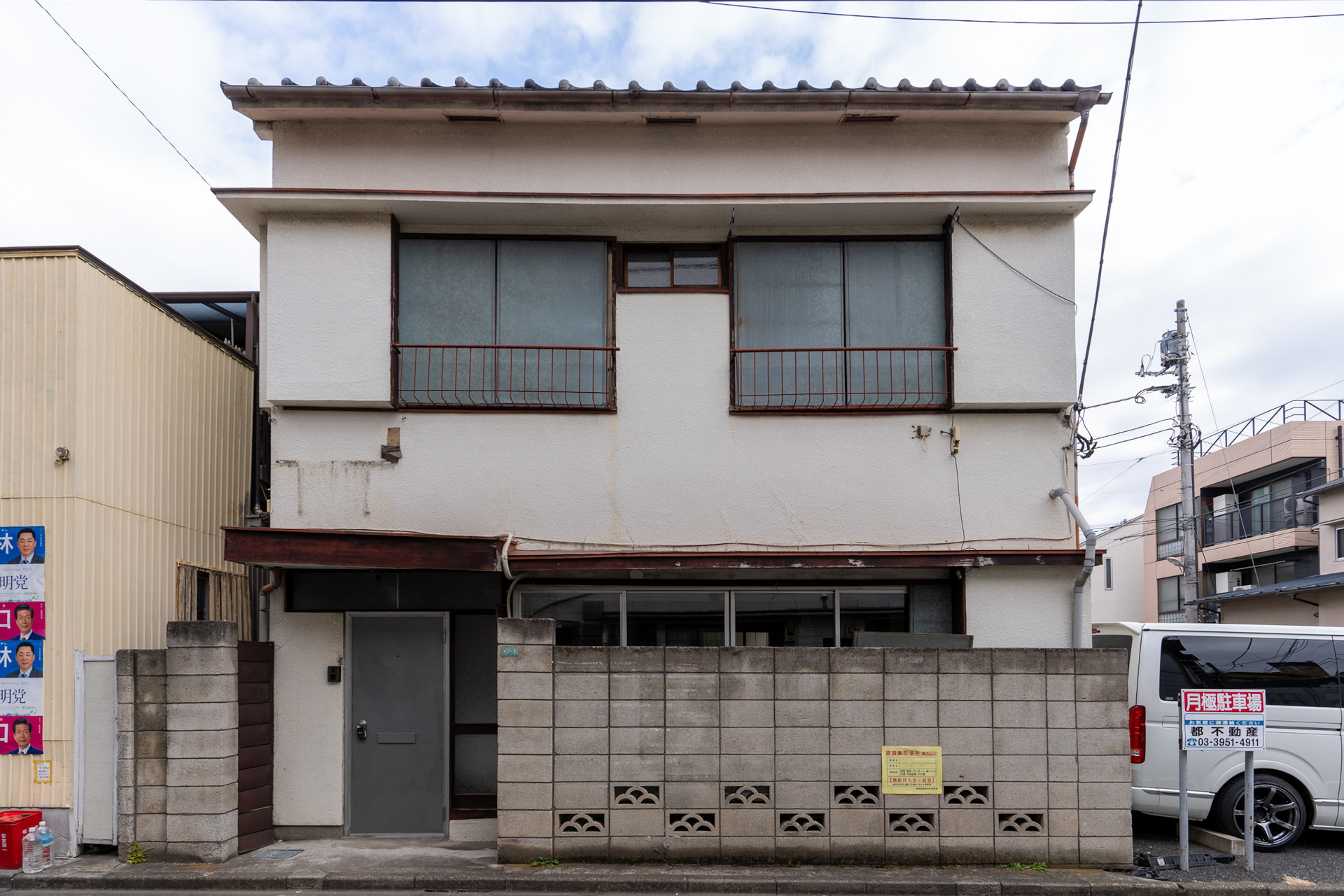 古い木造アパートの1階部分。ご覧の通りブロック塀が高めなので視線は遮られています