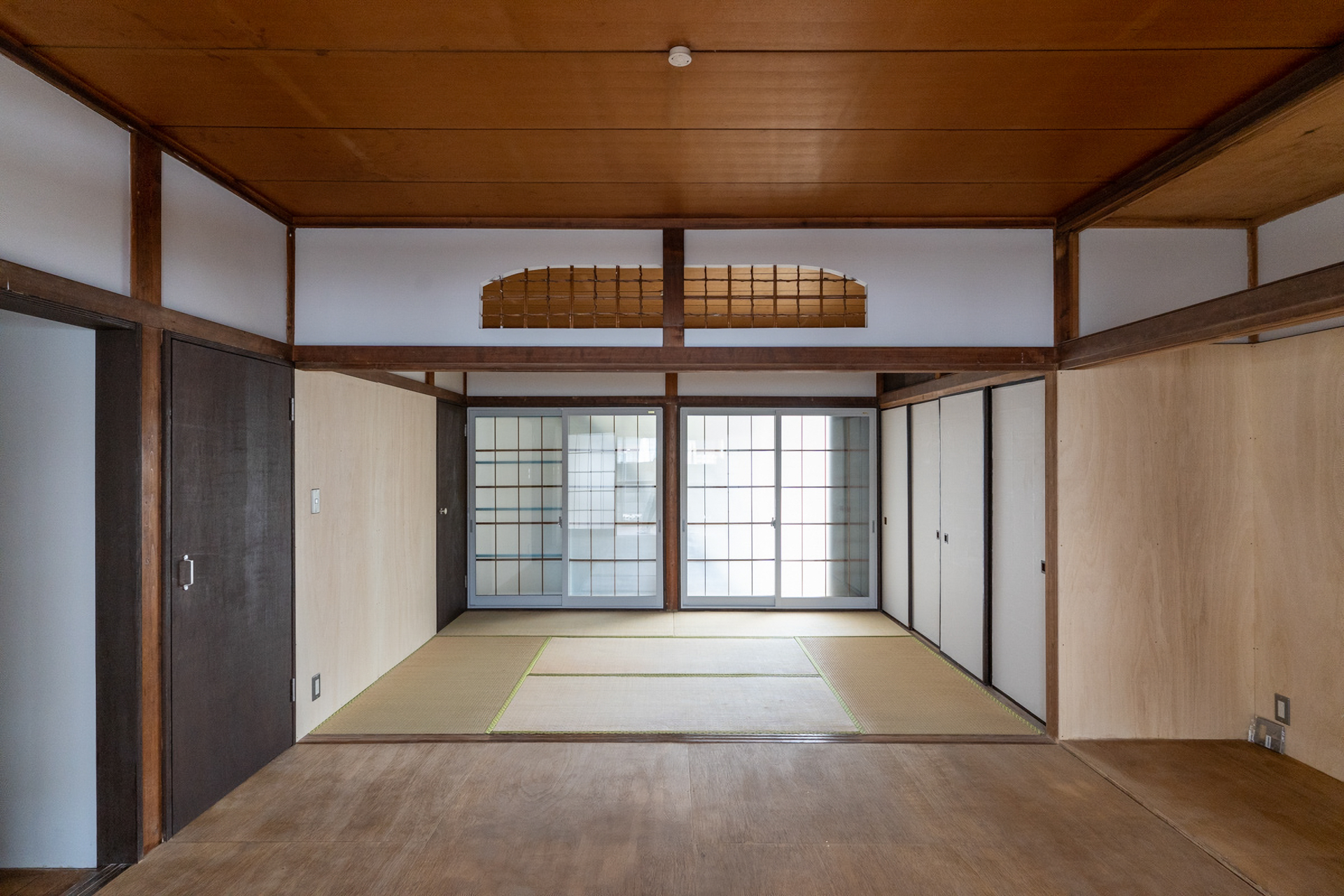 間取りを取り払った開放的なワンルーム（※写真は2021年の改装時に撮影したものです）