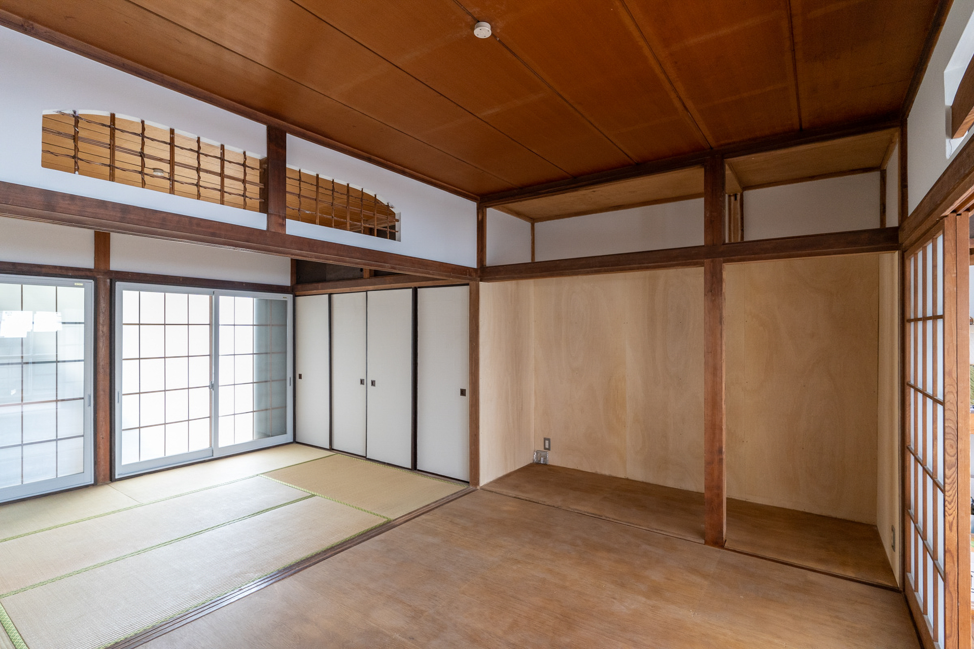 床、押し入れの壁の合板部分はオイルとワックスですでに仕上げてあります（※写真は2021年の改装時に撮影したものです）