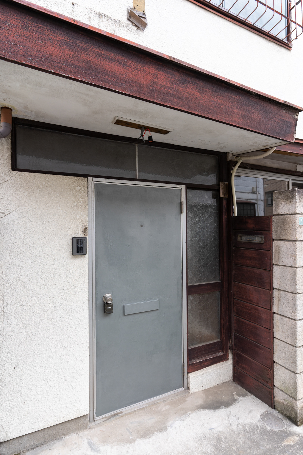 建物の外には自転車を置けるスペースがなく、置かれる場合は室内になります