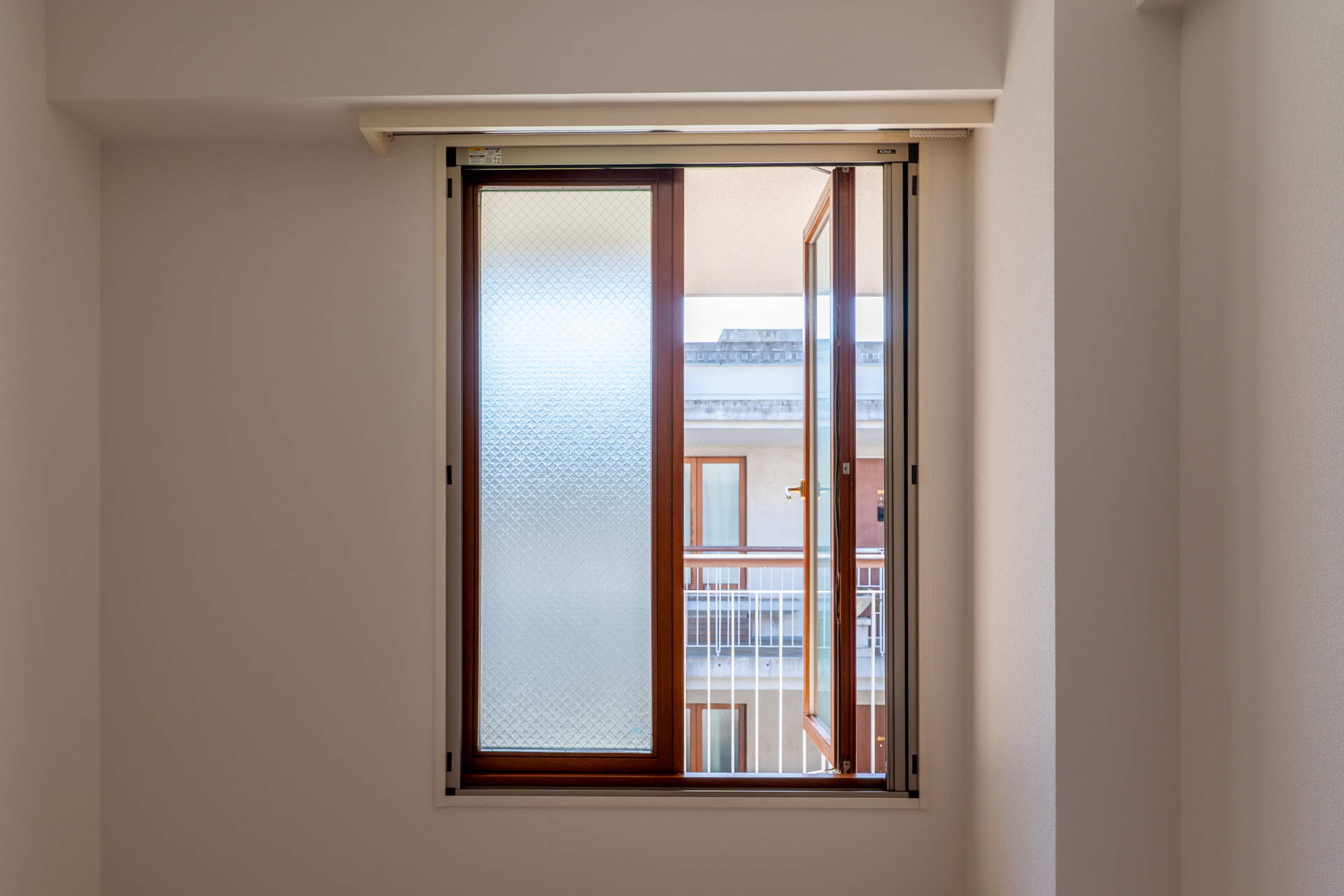 外廊下につながる窓
