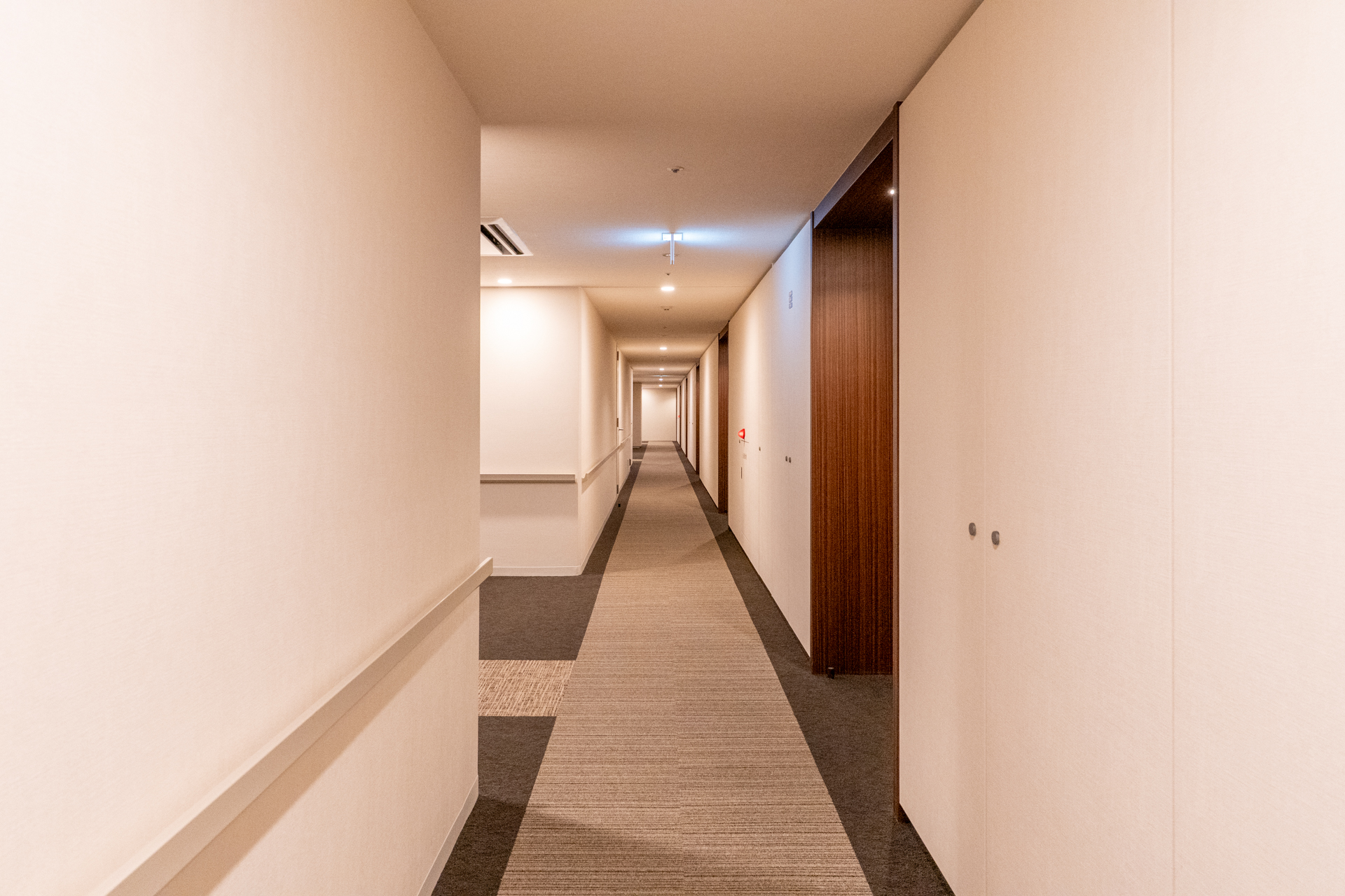 ホテルのような廊下