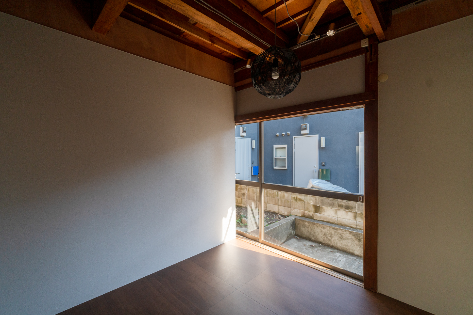 玄関近くの洋室