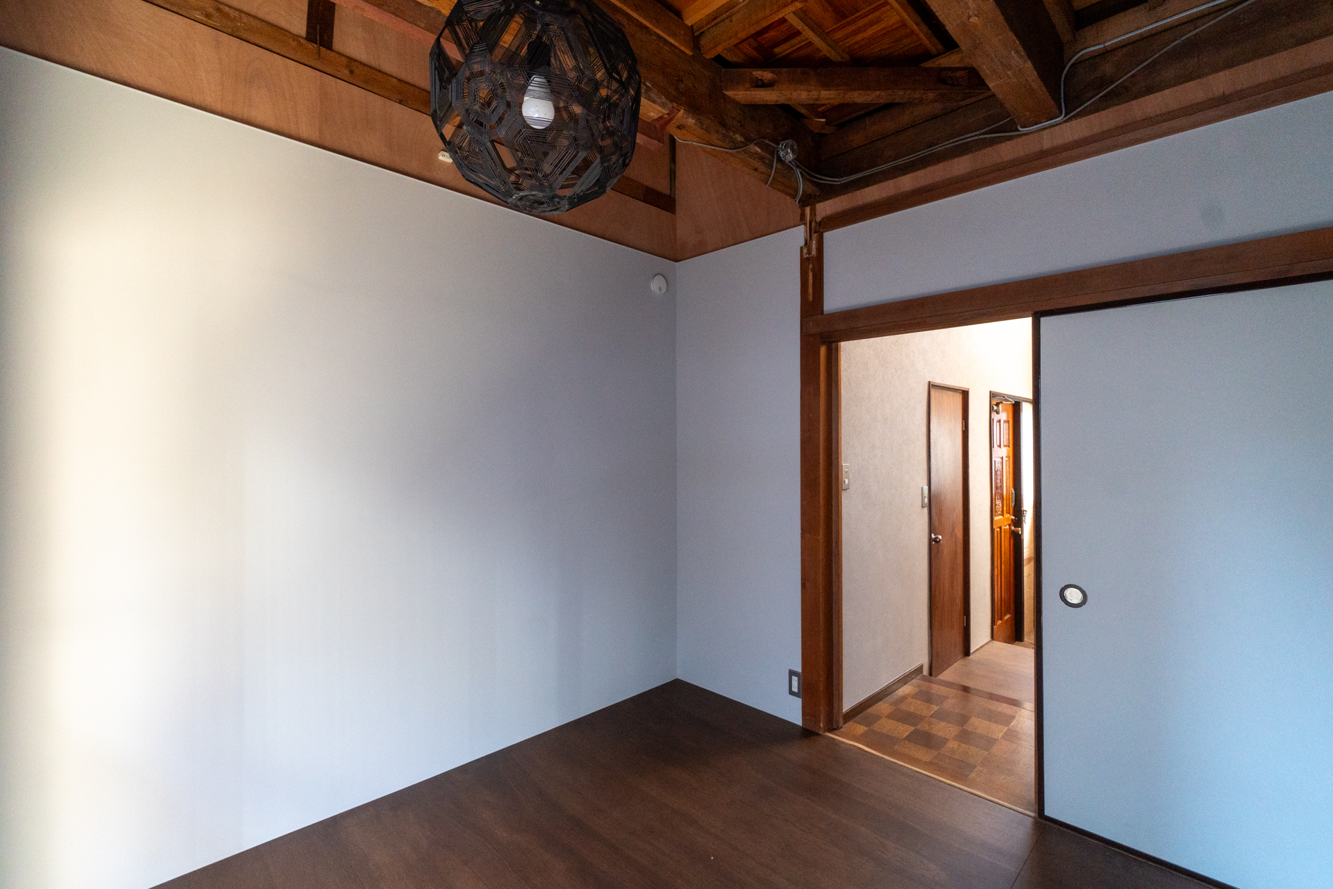 コンパクトな4.4畳の洋室