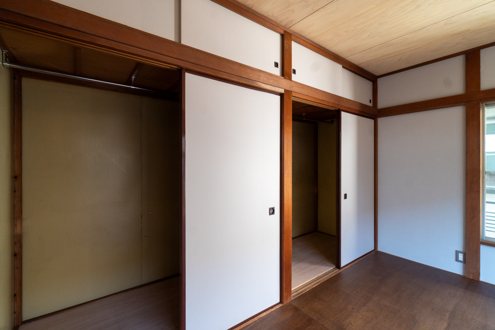 収納の中は洋服ラック仕様に