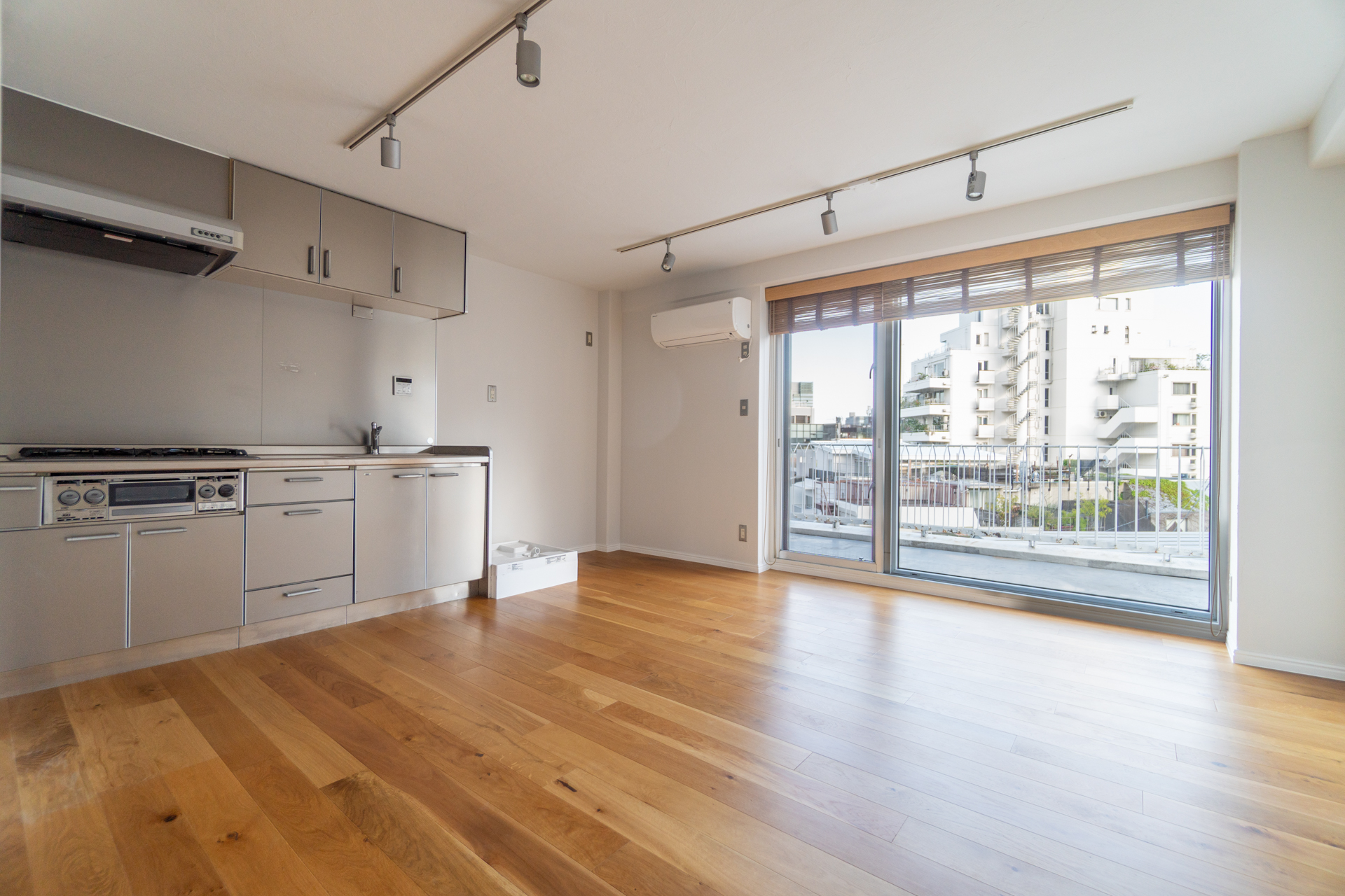 LDKの窓の外にはバルコニー越しに空