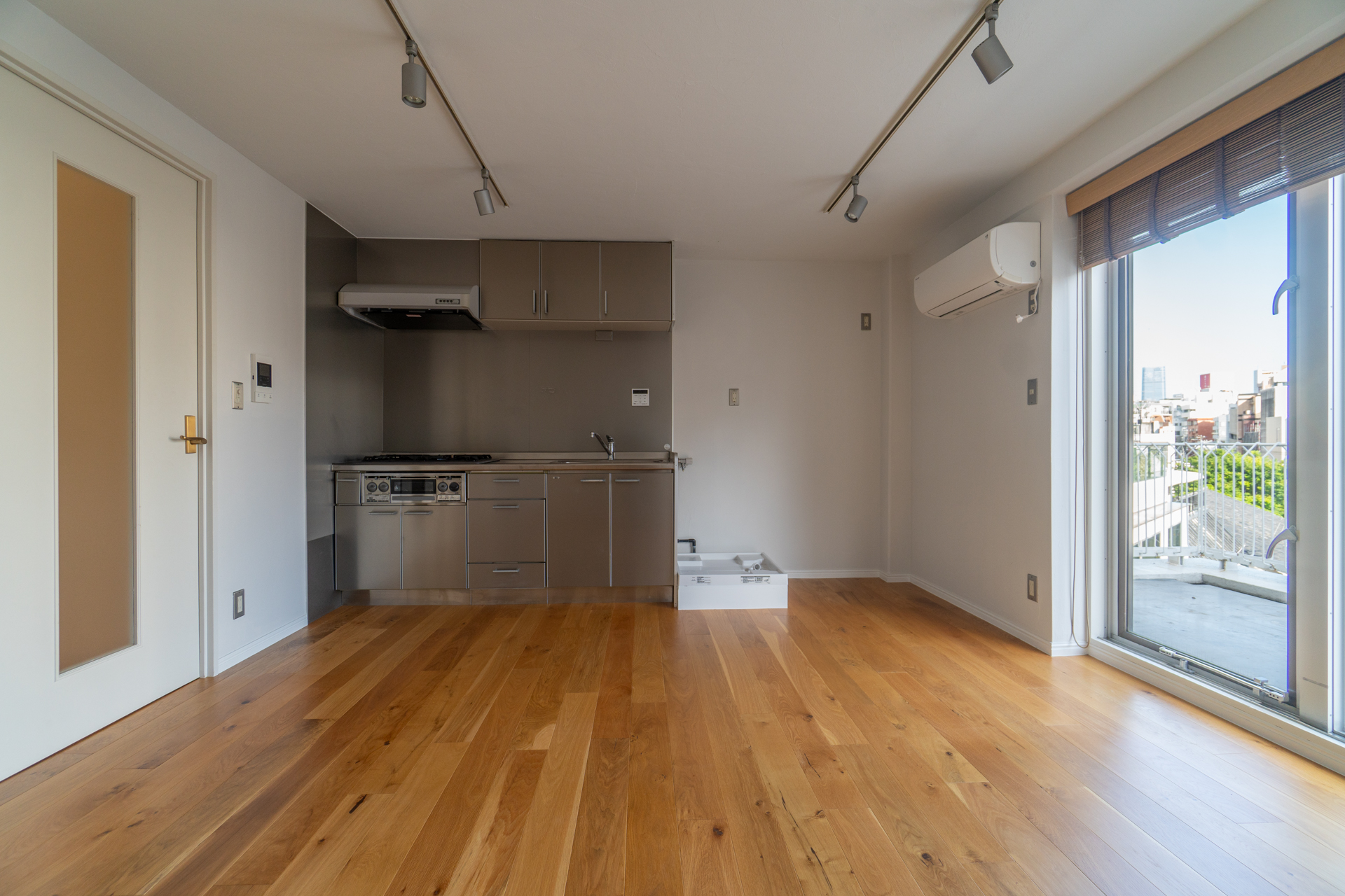 キッチン横に洗濯機置場と冷蔵庫置き場