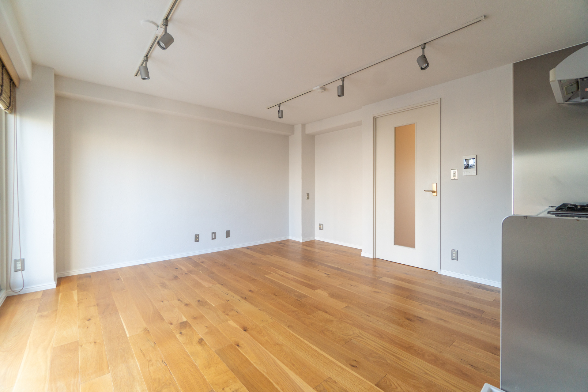 コンセントやら照明などは必要そうな場所に