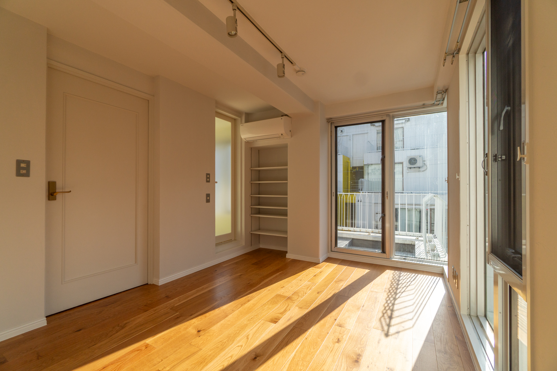 寝室からバスルームへ。