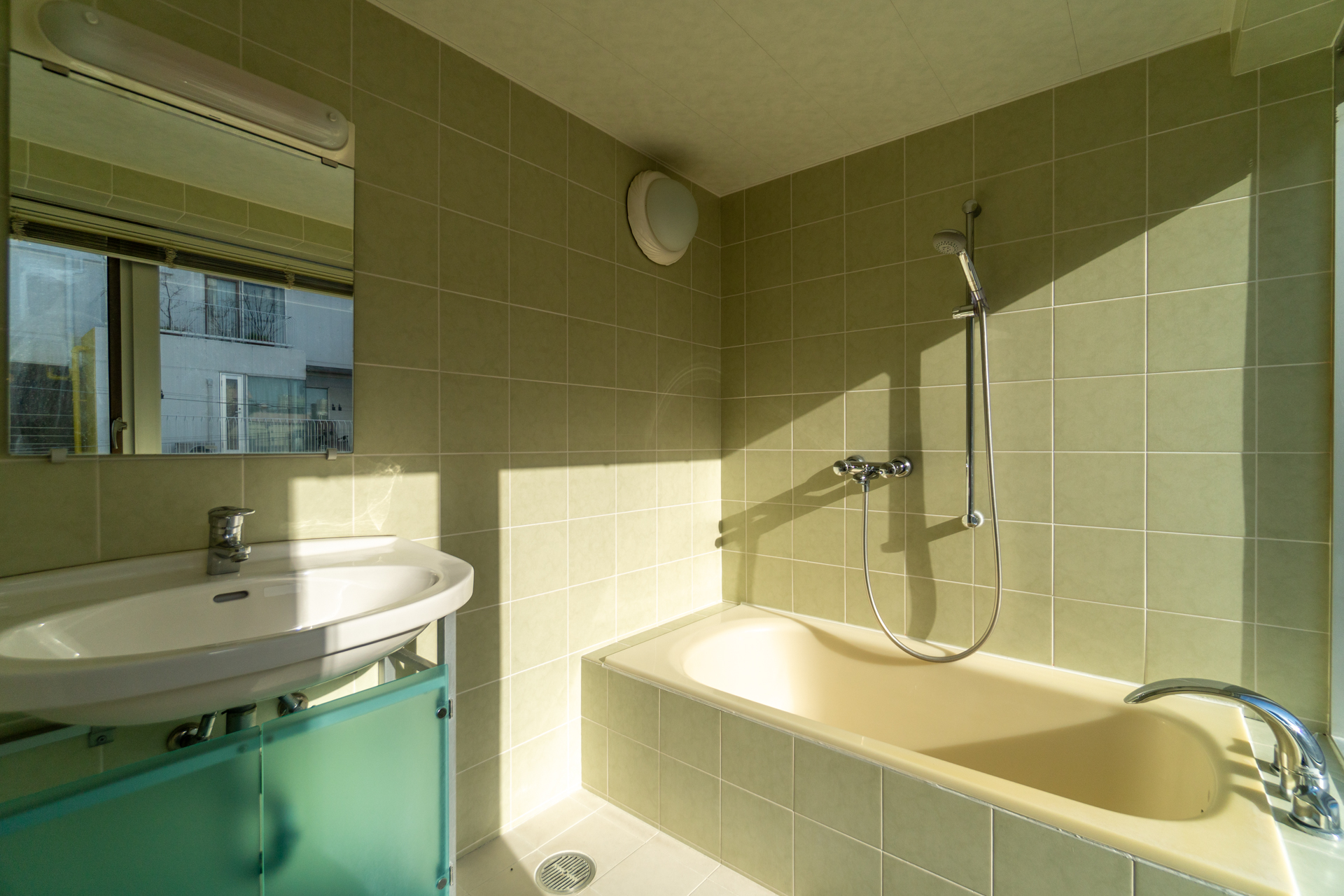 明るいバスルーム