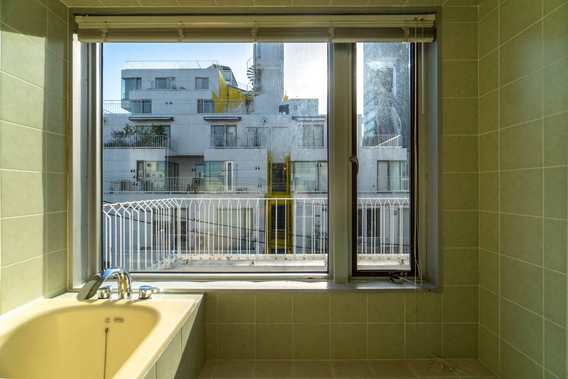 浴室正面も向かいの建物と少し距離がある